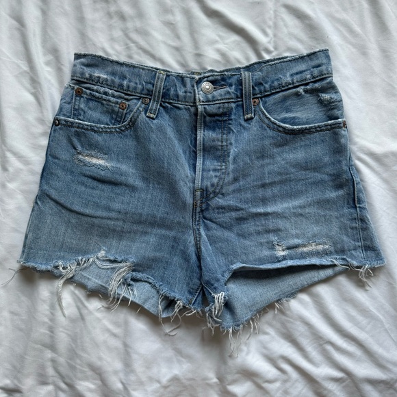 levi’s distressed wedgie short - Picture 2 of 4